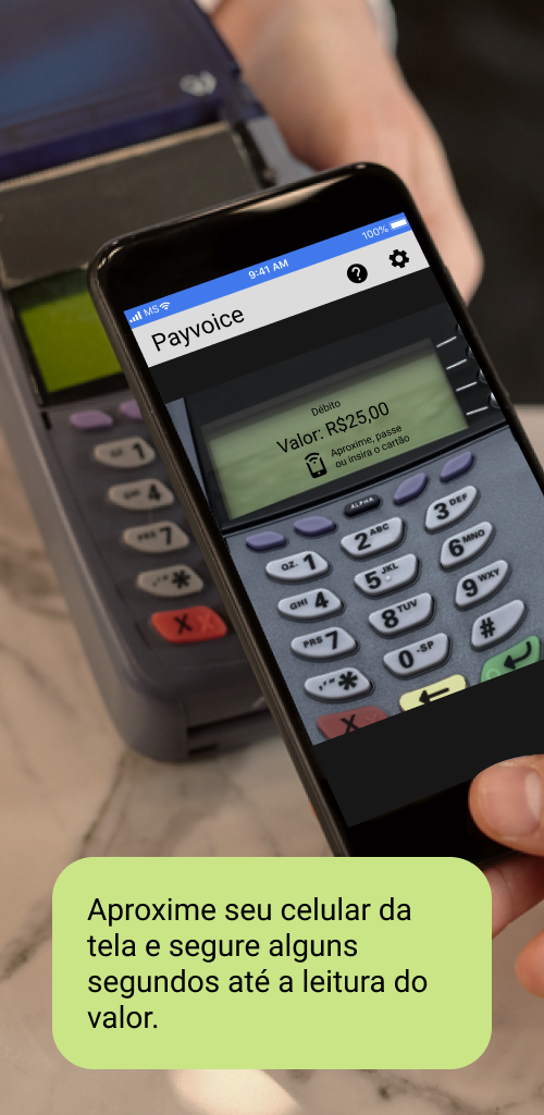 Celular sobre uma maquininha de cartão exibindo a tela do Payvoice. A instrução diz: aproxime seu celular da tela e segure alguns segundos até a leitura do valor.
