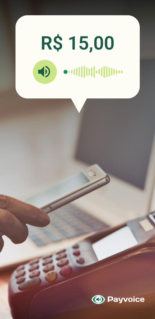 Pessoa aproxima o celular de uma maquininha de cartão. Na tela do Payvoice aparece o valor R$ 15,00 com um ícone de som, indicando que o valor está sendo lido em voz alta.