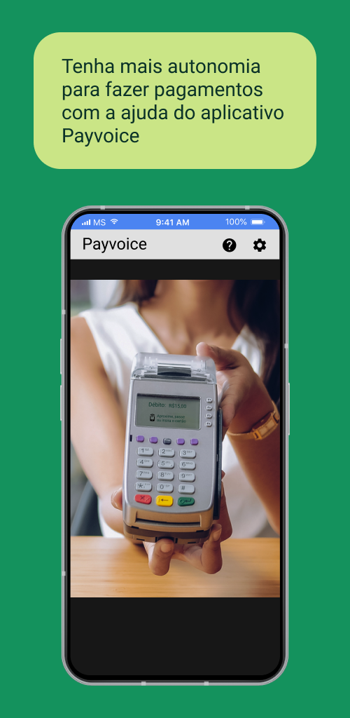 Pessoa segurando uma maquininha de cartão enquanto usa o celular com o Payvoice, com mais autonomia para fazer pagamentos.